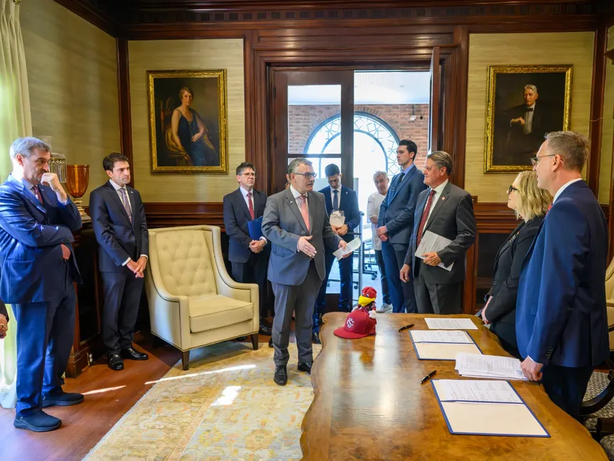 Eine Gruppe von Menschen, darunter Minsterpräsident Markus Söder, bei der Vertragsunterzeichnung