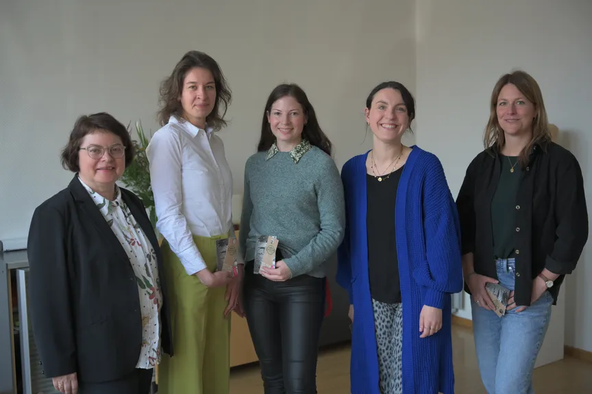Ein Gruppenfoto von neuen Mitarbeitenden an der EVHN
