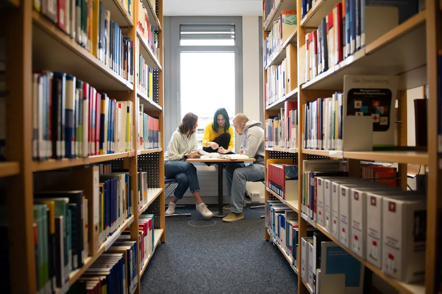 Studierende lernen in der Bibliothek | © Evangelische Hochschule Nürnberg