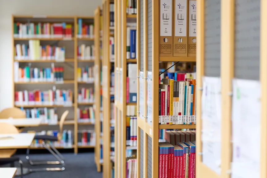 Einige Bücherregale in einer Bibliothek