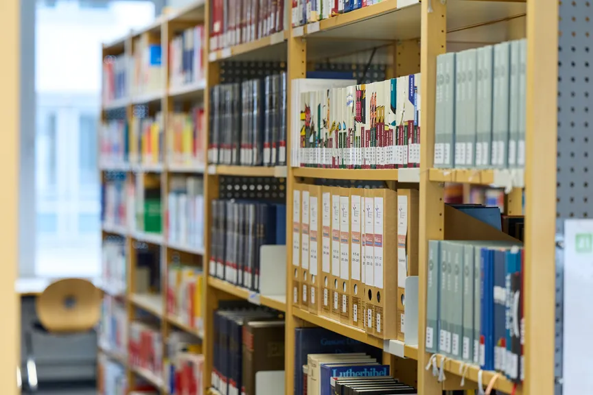 Einige Bücherregale in einer Bibliothek