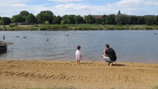 Mädchen und Mann am Ufer des Wöhrder Sees